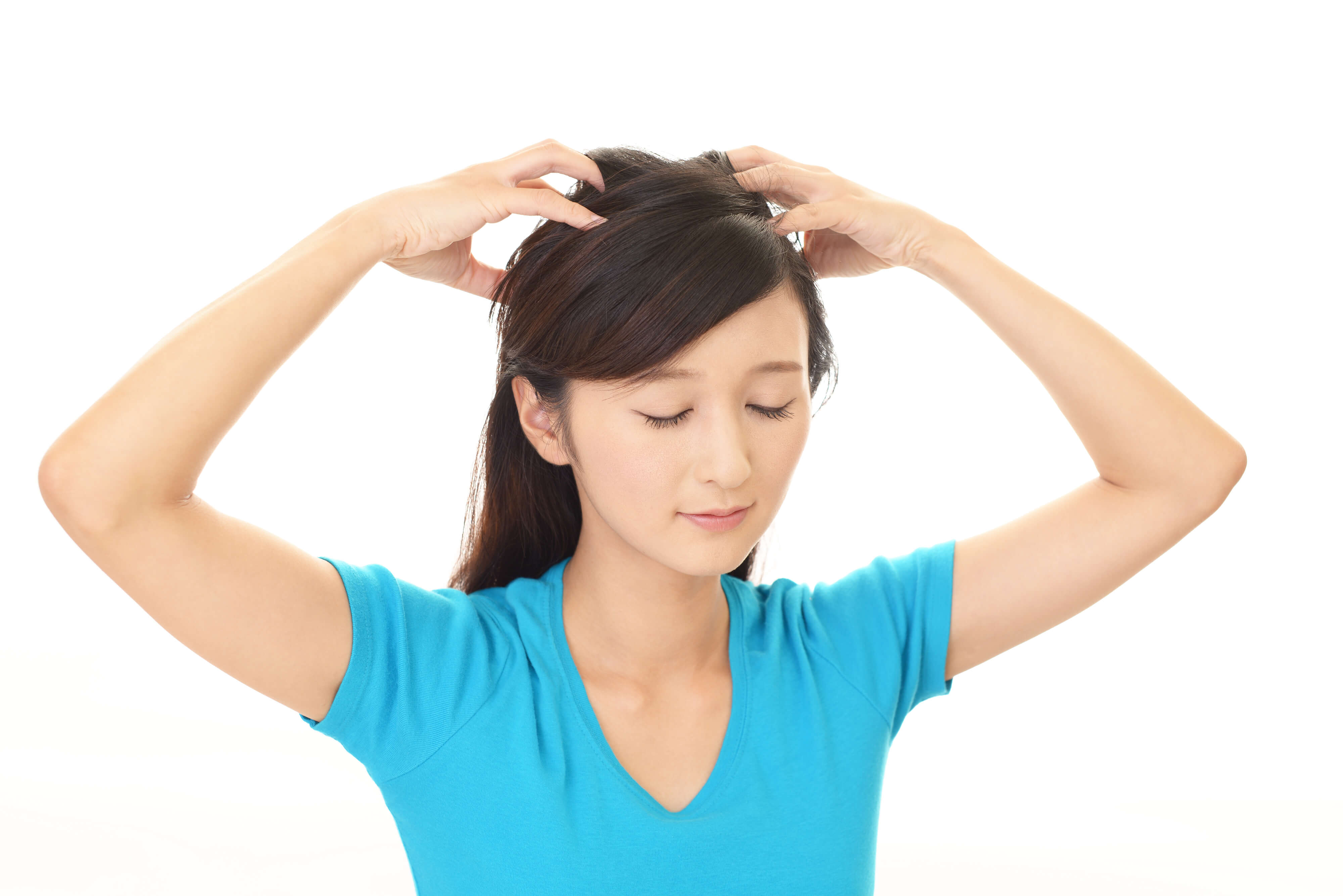 女性閉眼進行頭皮按摩保養