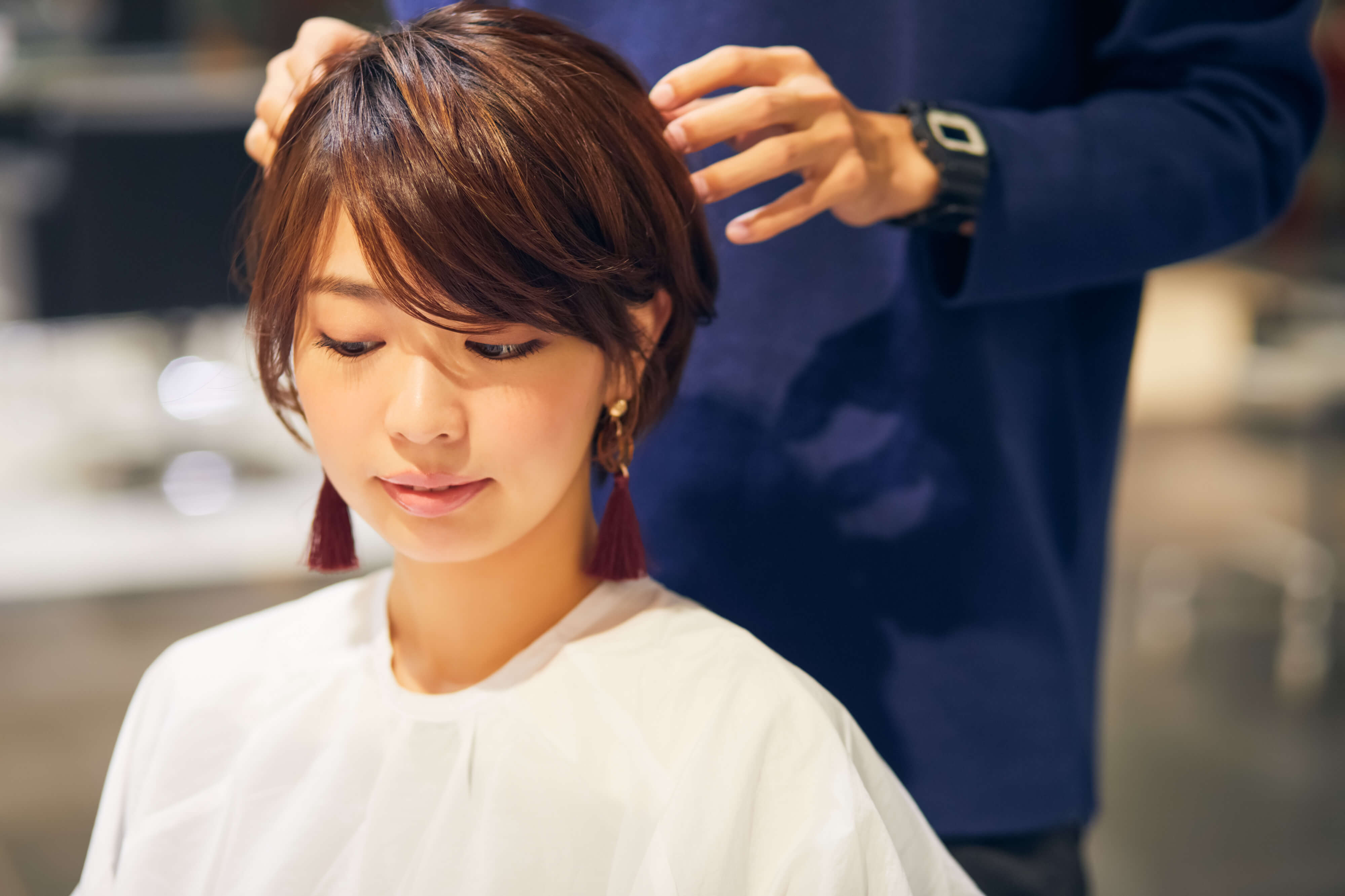 髮型師為女性檢查頭皮