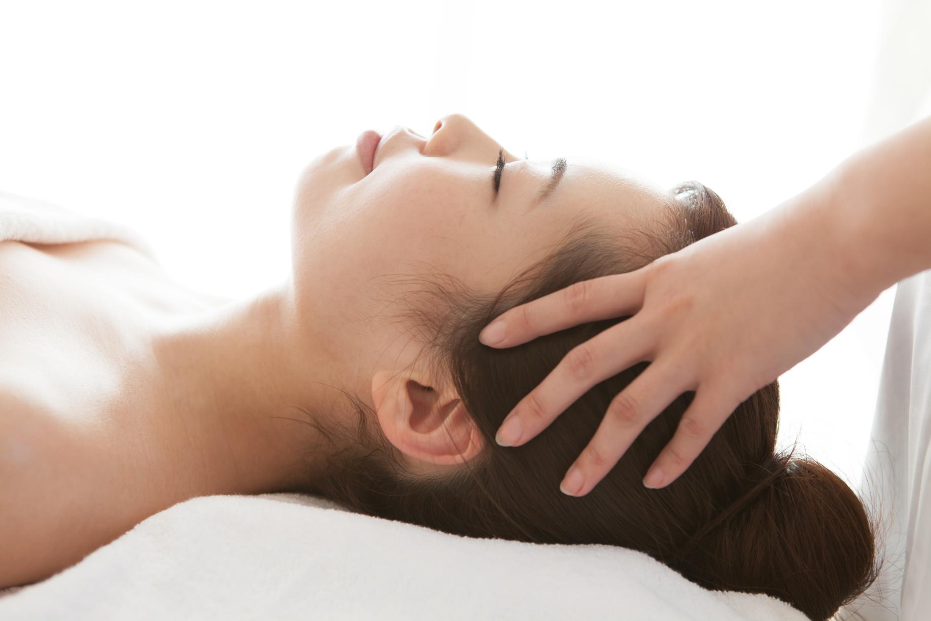 頭皮保養與舒壓按摩示意圖