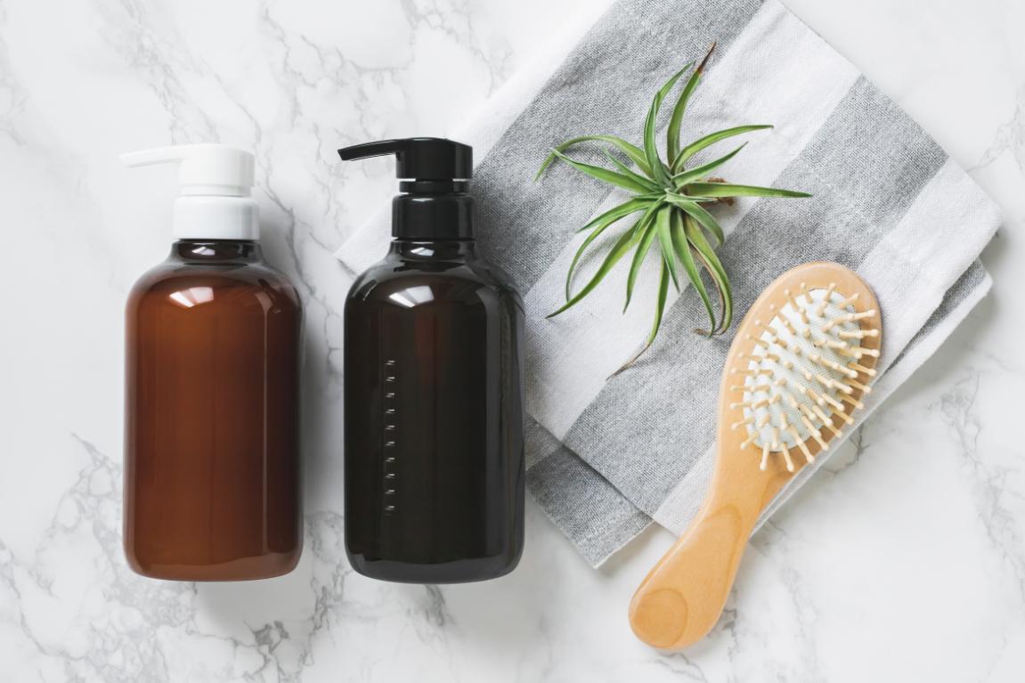 天然養髮液與木梳的產品展示照