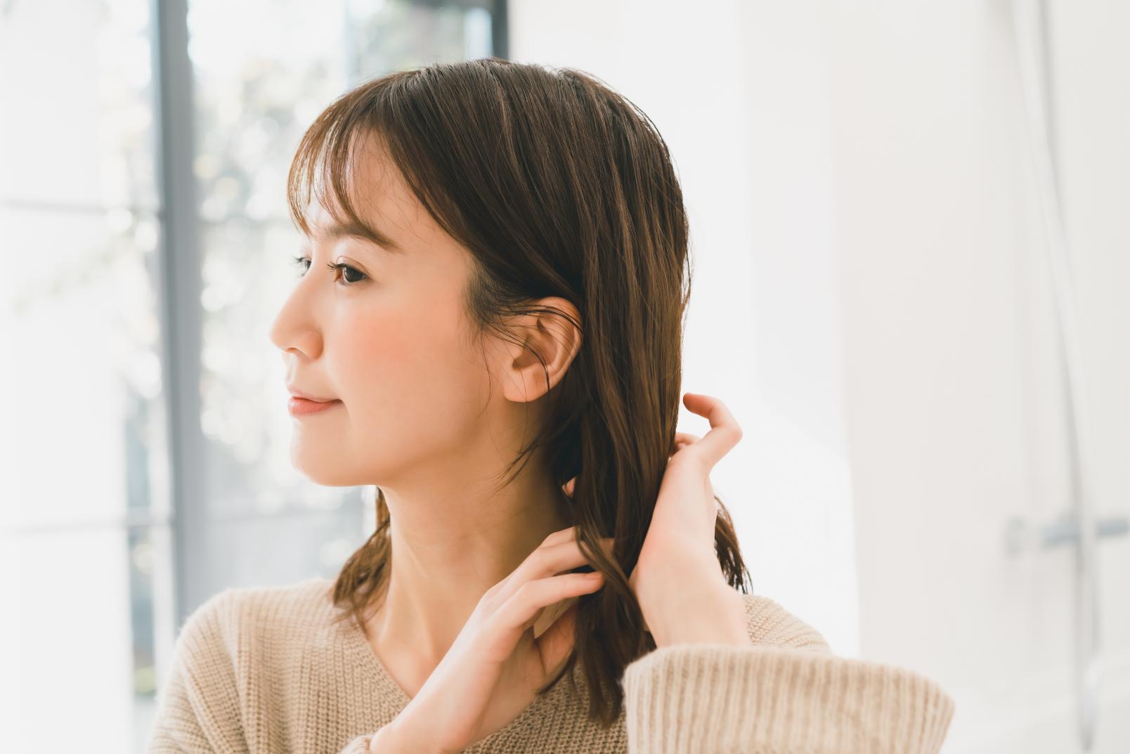 養護後髮質改善的女性側臉特寫